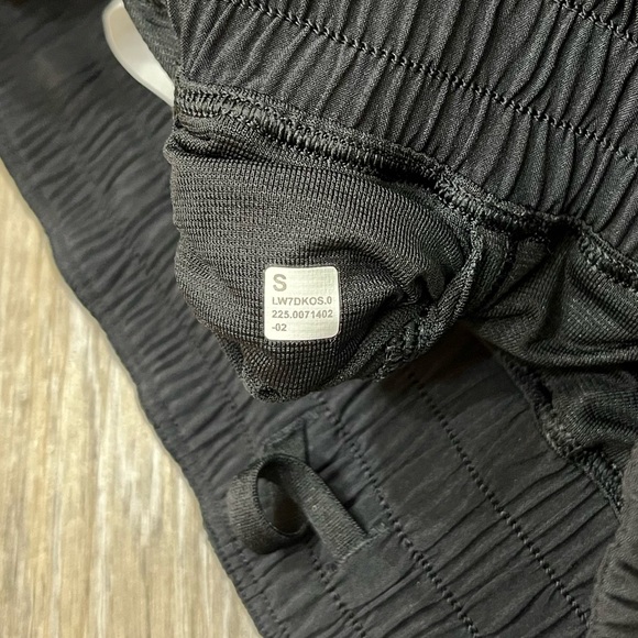 Lululemon Shake It Out High-Rise Running Short 2.5" NWOT - Picture 11 of 11